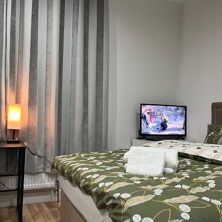 Mia Residence - Entire Studio Apartment - City View - London - Next To Ealing Broadway Station Extérieur photo