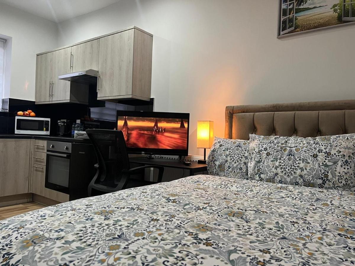 Mia Residence - Entire Studio Apartment - City View - London - Next To Ealing Broadway Station Extérieur photo