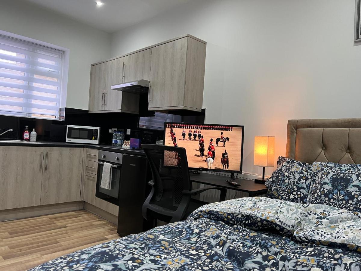 Mia Residence - Entire Studio Apartment - City View - London - Next To Ealing Broadway Station Extérieur photo