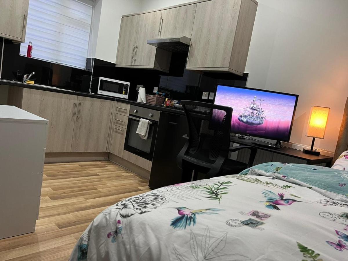 Mia Residence - Entire Studio Apartment - City View - London - Next To Ealing Broadway Station Extérieur photo